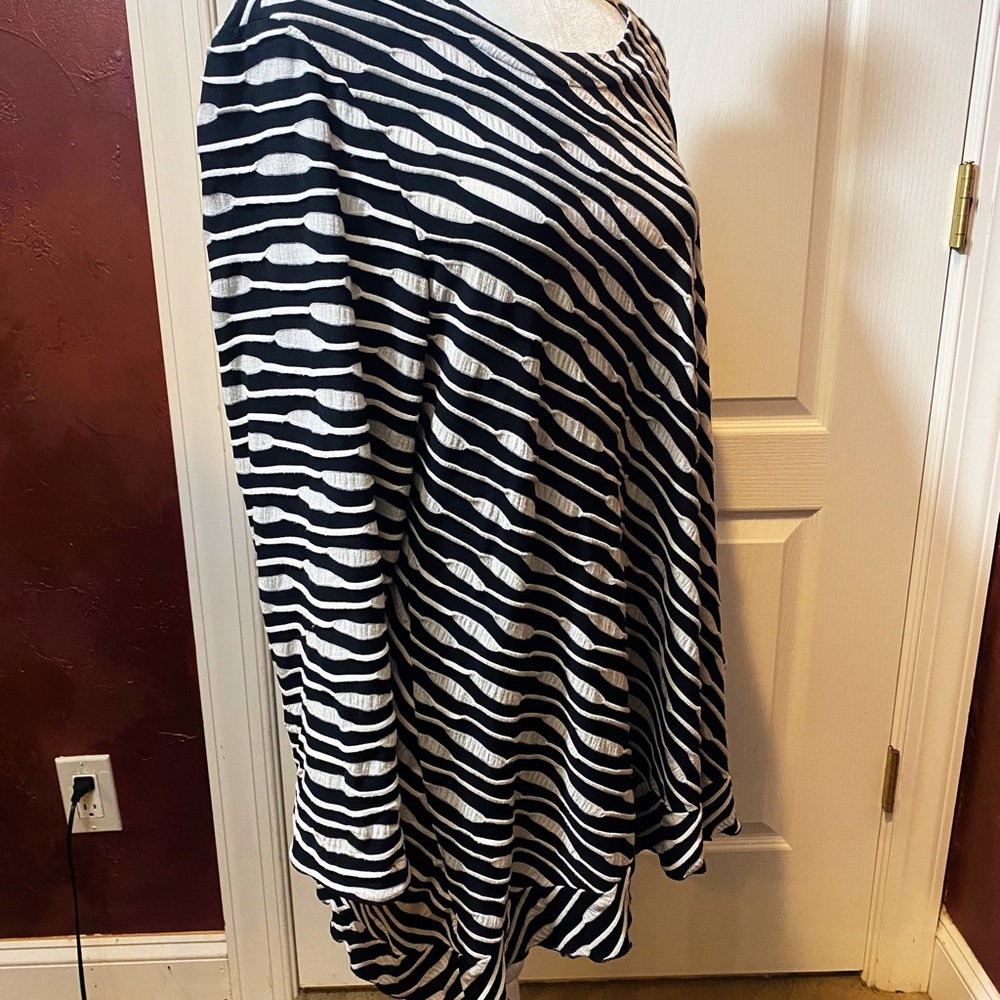 Moonlight Lightweight Textured Back Button Tunic - image 4